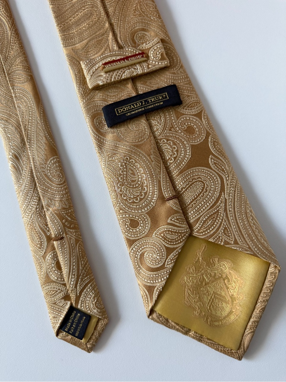 Donald J. Trump	Signature Collection Golden Paisley Woven Jacquard 100% Silk Tie